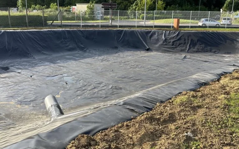 Bassin de rétention recouvert d'une bâche noire, à Torcy