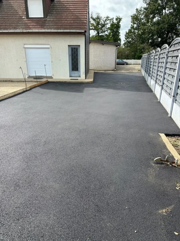 Allée en enrobé neuve le long d'une maison, à Combs-la-Ville