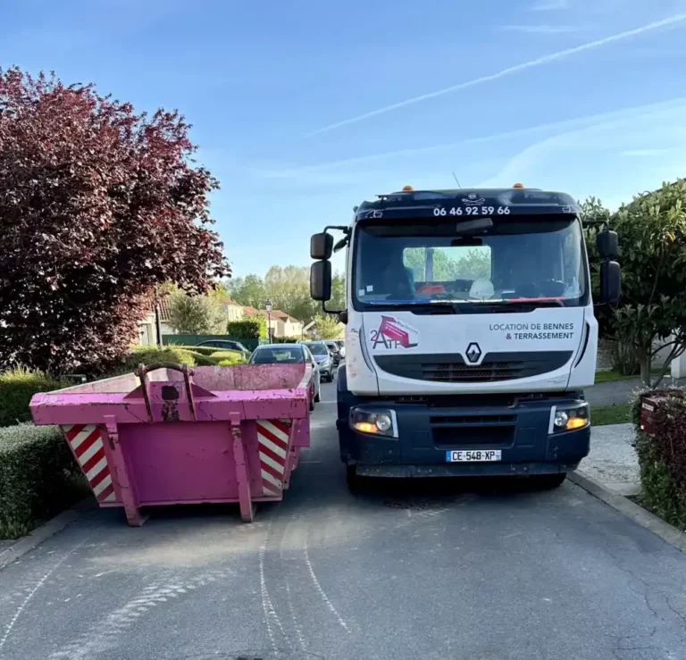 Benne rose Miss Bennes livrée devant un camion, dans une rue de Meaux