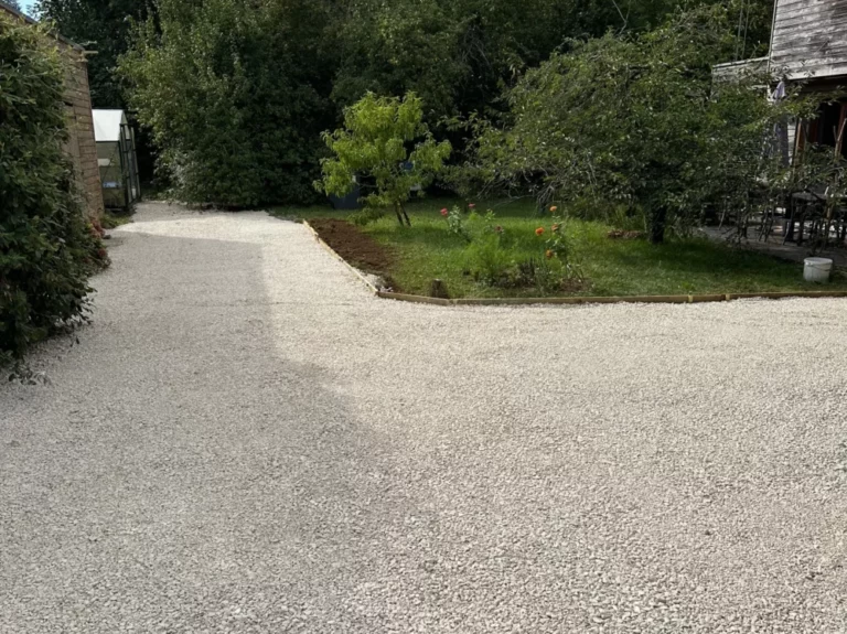 Aire de stationnement en gravillon le long d'un jardin, à Savigny-le-Temple