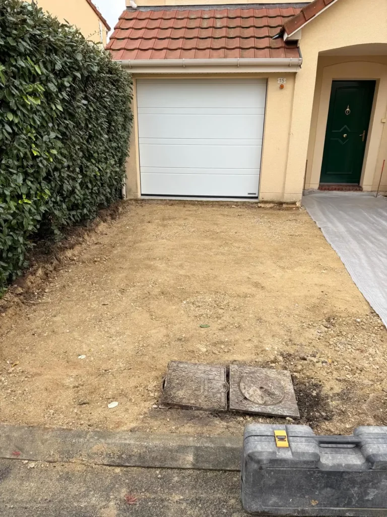 Entrée de garage décaissée et nivelée, avant la pose des pavés