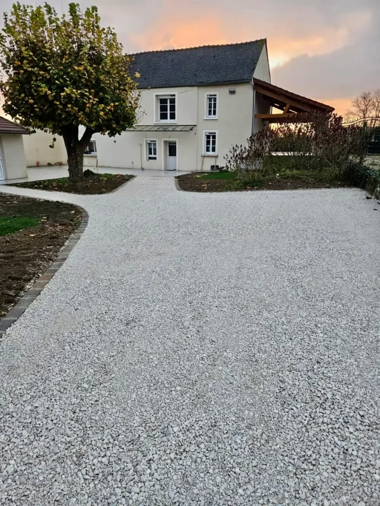 Allée en gravillons devant une maison, à Melun